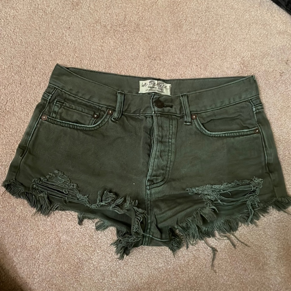 Free People “We The Free” size 25 green jean shorts